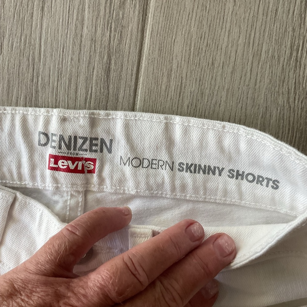 Levi’s Denizen White  Modern Skinny Shorts Womens Bermuda   Sz2 - Picture 5 of 5